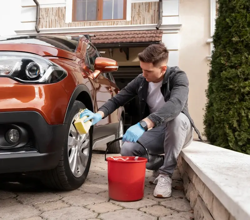 Lavage auto à domicile Poullan-sur-Mer : professionnel intervenant sur un véhicule